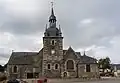 L'église Saint-Pierre de Lanouée vue d'ensemble.