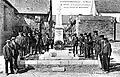 Lanouée : le maire et les membres du conseil municipal devant le monument aux morts vers 1925 (carte postale).