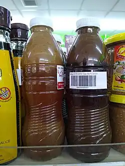 Deux bouteilles de padaek.