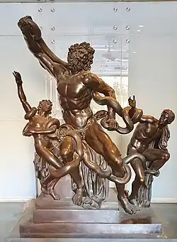 Statues à l'entrée de la station Museo.