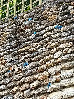 Détail d'un mur de meulière et de ses éclats de silex et lapis-lazulis