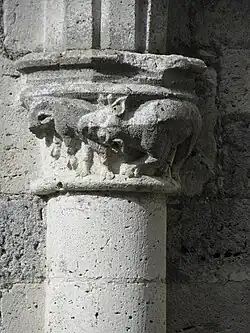 Détail d'une colonne avec son chapiteau orné.