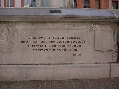 Citation de Mengaud sur le socle de la fontaine Aux jeux floraux, place de la Concorde, Toulouse
