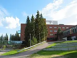 L'école de commerce.