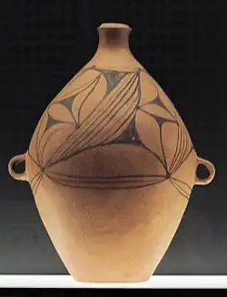 Terre cuite peinte, H. 70&nbsp;cm. env. Yangshao - déb. Majiayao, v. 3000 av. J.-C. Museum Rietberg