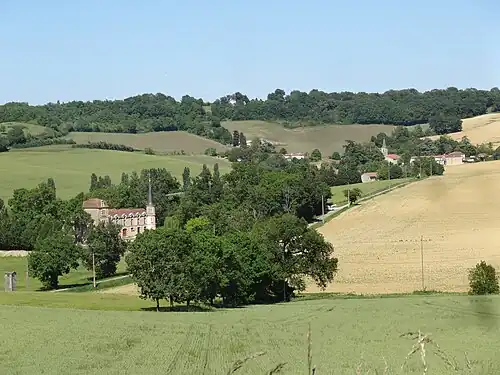 Le château de Macary au premier plan et le village en arrière-plan.