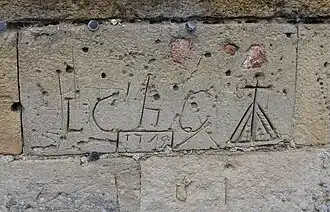 Un des nombreux graffiti sur les murs extérieurs de l'église.