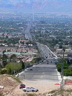 Photographie d'une route à sept voies traversant des kilomètres de banlieue.
