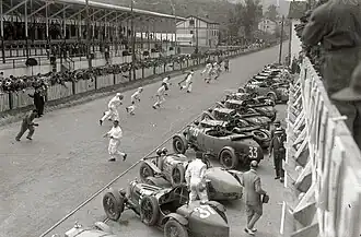 Le départ de l'épreuve, en épi (1929).