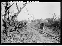 Photo des destructions en 1918 et voie de chemin de fer de campagne.
