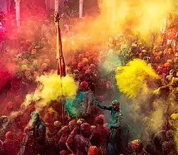 Holi à Nandgaon, Uttar Pradesh&nbsp;(en), une localité célèbre pour cette fête, qui y a lieu au cours d'un festival de 10 jours. Mars 2022.