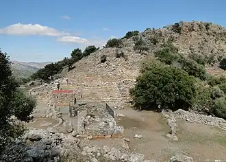 photographie couleurs : une colline avec des ruines dans la végétation