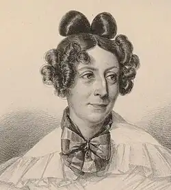 Lithographie : portrait de femme, vêtement blanc à petits volants, gros nœud autour du cou, cheveux longs mais plaqués sur le dessus, boucles sophistiquées sur les côtés et l'arrière de la tête