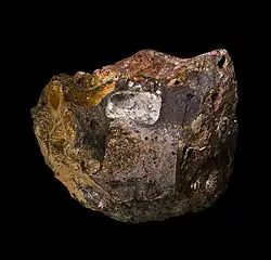 Vue d'une scorie, avec une géode de laurionite