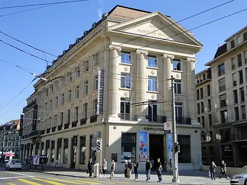 Le bâtiment de l'Union de banques suisses, disparue en 1998, photographié en 2011. Il abrite un centre commercial.