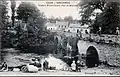 Lavandières près du pont fleuri sur le Blavet (carte postale Émile Hamonic, vers 1925).