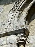Idem, colonnette et archivolte.