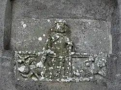 Église paroissiale Saint-Germain-et-Saint-Louis, bas-relief de la Résurrection ornant la face ouest du collatéral nord.