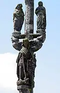 Le calvaire de Laz : statues de la Vierge, de saint Jean et, en bas, de saint Georges.
