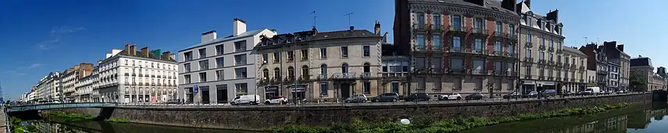 Le quai Châteaubriand en 2021 avec à gauche, l'accès à la station au rez-de-chaussée de l'immeuble « Le Persan ».