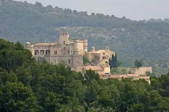 Le sommet du bourg avec son château et sa chapelle.