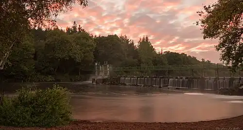 Photographie en couleurs de l'écluse de Minazen en soirée