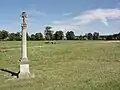 Paysage avec croix sculptée.