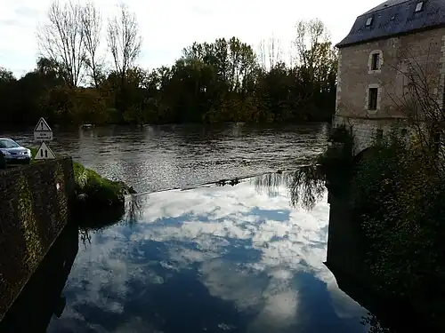 Le ruisseau de Ladouch au premier plan se jette dans la Vézère au second plan.