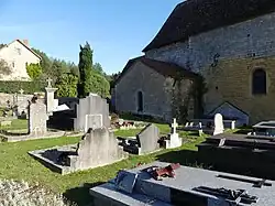 Le cimetière attenant à l'église.