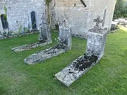 Vieilles tombes du cimetière.