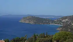 Vue occidentale du Cap Nègre et de ses falaises, depuis l'antenne-relais du Rayol-Canadel.