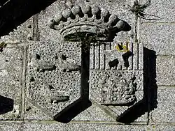 Chapelle funéraire des Le Mercier des Alleux - Bucher de Chauvigné. Cimetière paroissial du Châtellier (35). Blasons de Saturnin Le Mercier des Alleux et de Marie-Caroline Bucher de Chauvigné.