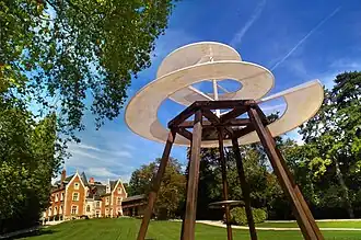 Vis aérienne touristique du parc du musée du château du Clos Lucé d'Amboise