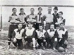 Le Club français opposé aux English Ramblers en décembre 1897. Peltier est au 1er rang au centre.