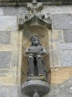 Façade occidentale : statue du Christ de Pitié.