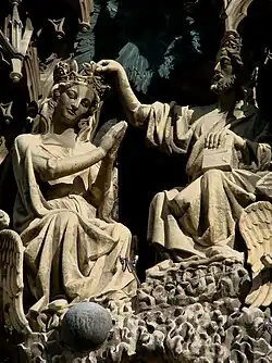 Façade occidentale :le couronnement de la Vierge.