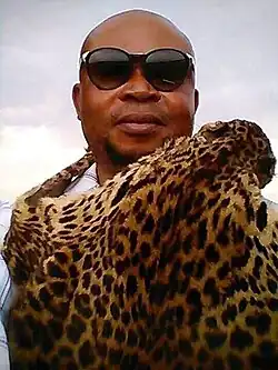 Photographie d'un homme noir portant des lunettes de soleil.