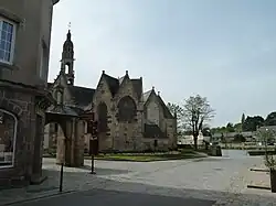L'église et la porte monumentale.