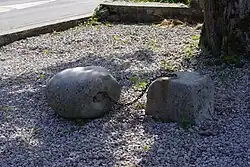 Le Gal est une pierre ovoïde attaché par une chaîne à une borne fruste