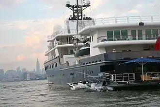 Vue arrière du yacht.