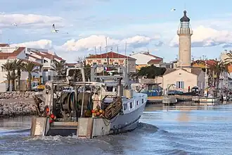 Un bateau de pêche rentrant au port du Grau-du-Roi.