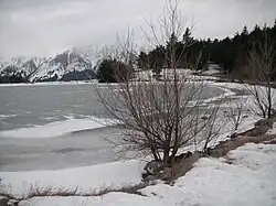 Les rives du lac de Roafan en hiver.