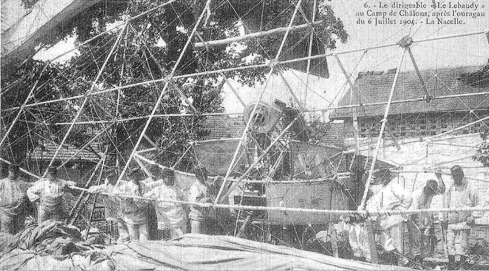 Les restes du Lebaudy après la tempête du 6 juillet 1905.