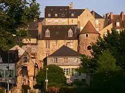 Au nord-ouest de la cité Plantagenêt.