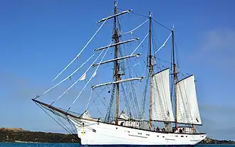 Le Marité au mouillage dans le sound (détroit) de Chausey en 2017.