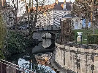 le pont de Jessaint, sur l'arrière de la Préfecture