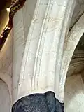 Grandes arcades.