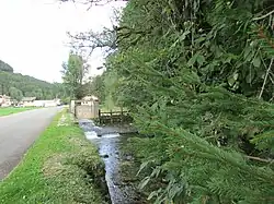 Vestiges d'un moulin au hameau Le Moulin.