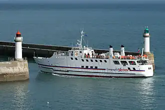 L'Acadie entre dans le port du Palais