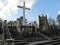Le calvaire et la tour du parc de la Paix.